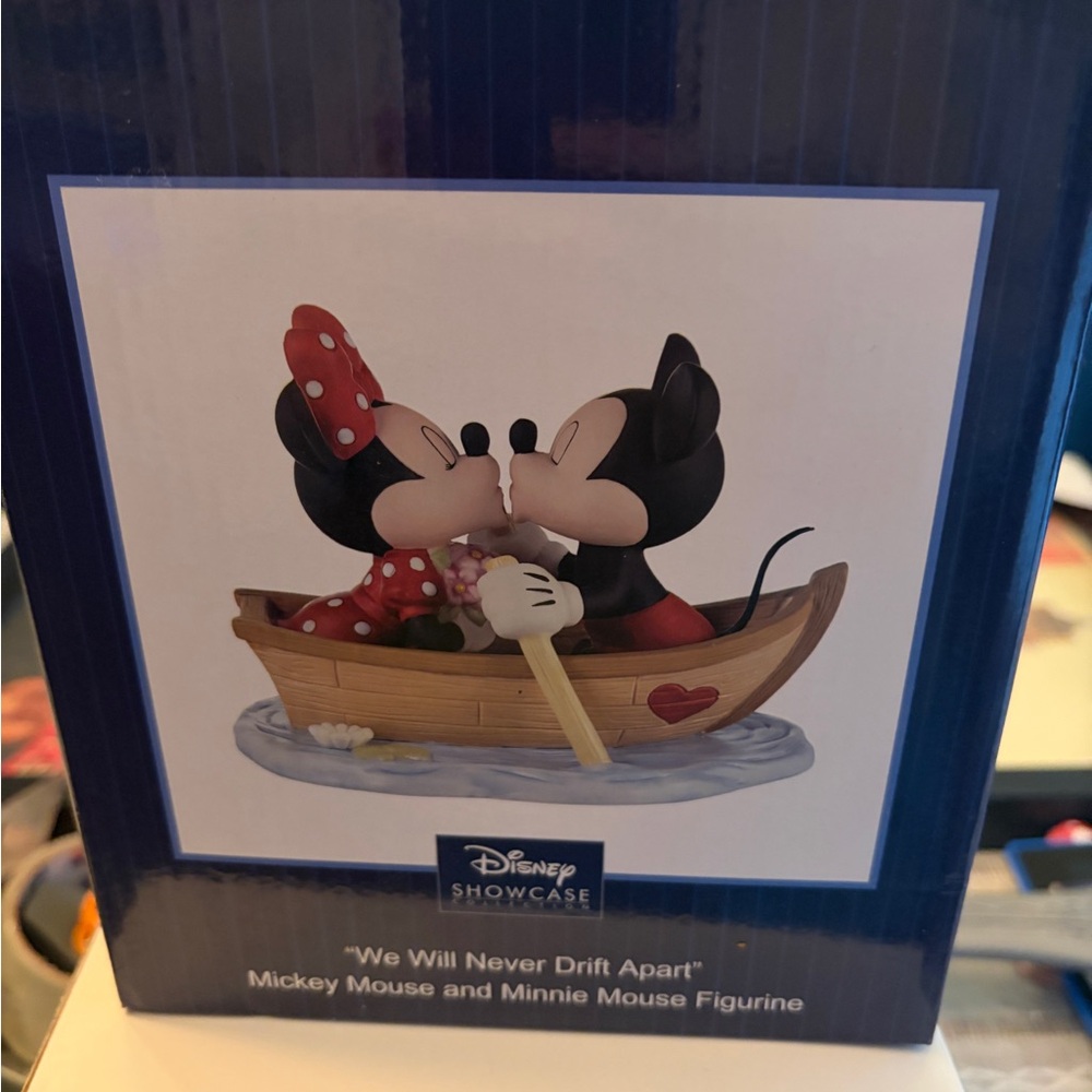 Disney showcase- we will never drift apart- Mickey and Minnie figure- 222701